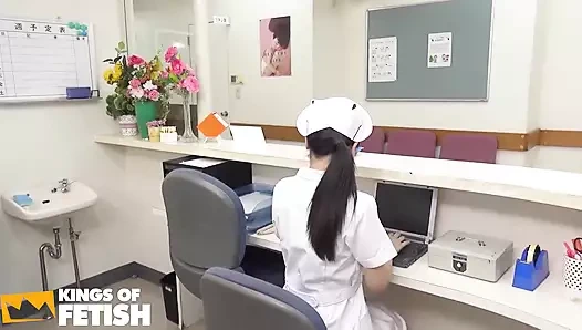 Yaramaz Japon hemşire onu baştan çıkardıktan sonra doktoru tarafından diliyle amını siktiriyor