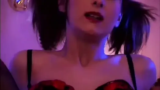 İç çamaşırlı ateşli orta yaşlı seksi kadın büyük yarakla sikiliyor ve file çoraplara boşalıyor