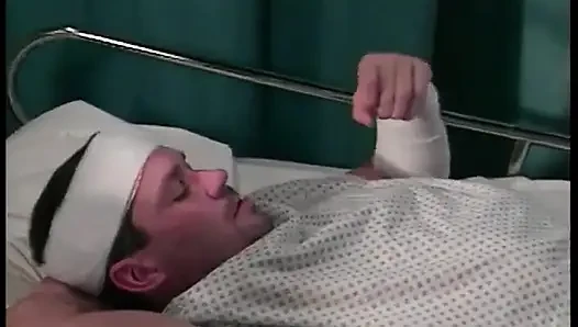 Bu hemşire erkek hastasını hastane elbisesiyle sikmeyi seviyor