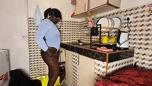 Geile klempnerin bohrt ihren dicken arsch