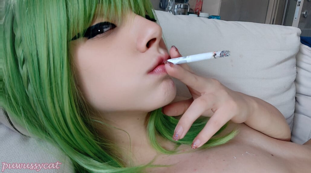 Yeşil anime kız yakın çekim sigara içiyor (tam video için benden iste)
