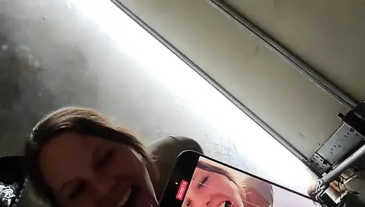 Ateşli evli kadın mükemmel memelerini büyük yarak emiyor
