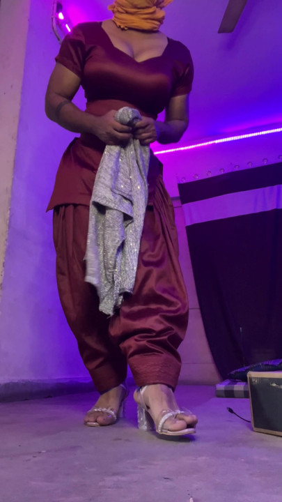 Hintli travesti sıkı ipek şalvar takım elbisesi parlak giysiler | Klip 1