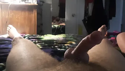 Seksi kızıl saçlı yarak gırtlağına kadar alıyor ve amcığını pompalıyor