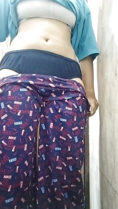 Jan bhen ki gaand m lund daalne k liye bathroom m dekha