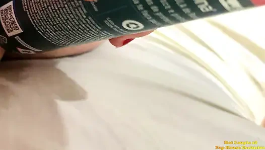 Koca, Eşine Deodorant Dildo Ile Anal Seks Yapmasında Yardımcı Olur Ve Dildo Vajinasında Lezzetli Krem Üretir