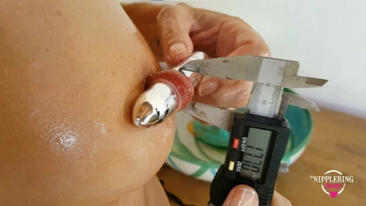 Nippleringlover - kırmızı çizmeler ve çoraplar içinde azgın milf kedi piercing gösterir, meme üzerinde vibratör, son derece gergin n