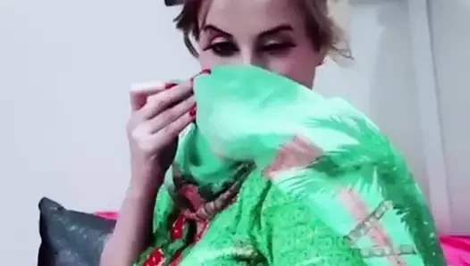 paki giyinik göğüsler