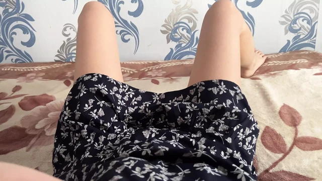 Jerk off on my sexy legs and pussy