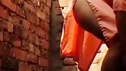 Ateşli desi genç seksi kız öğrenci banyo yapıyor.  Göğüslerine şiddetle masaj yaparken banyo yapıyor.  Öyleyim