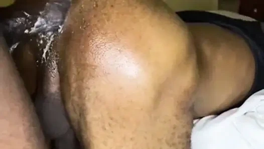 Heteroseksüel bir adam bekaretini siyah adamın elinde kaybediyor.