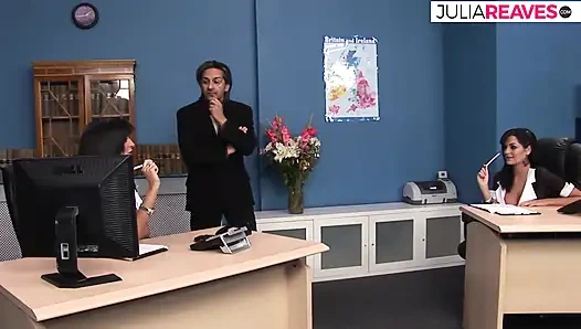 Ateşli kızlar sırayla büyük bir yarakla sikilirken eğiliyor