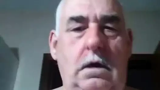 Büyükbaba web kamerasında oynuyor