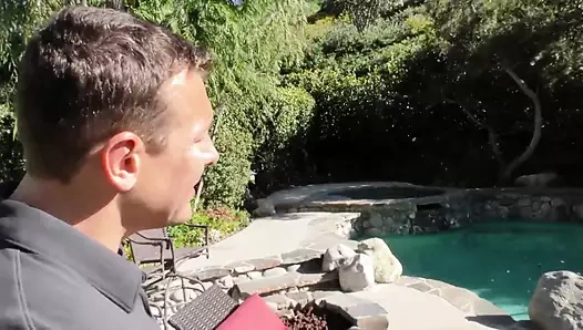 İnce Asyalı Sami Parker izlenmeyi seviyor