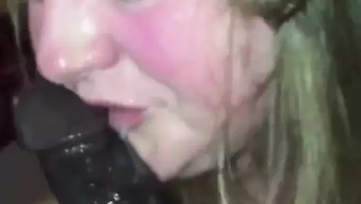 Şişman genç fahişe gaging dışarı üzerinde bir horoz