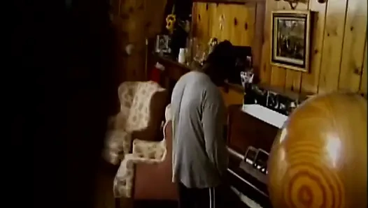 Ateşli esmer orta yaşlı seksi kadın retro tutkuyla zonklayan büyük zenci yarağını yutuyor