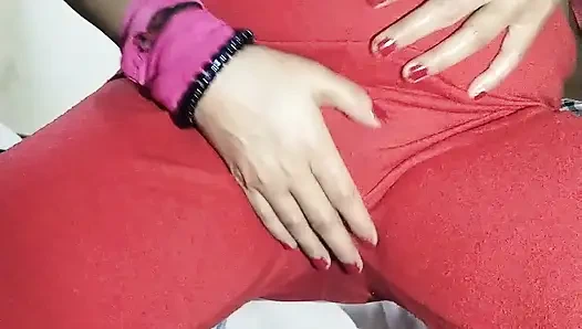 Hintli seksi bayan kıllı amını parmaklıyor