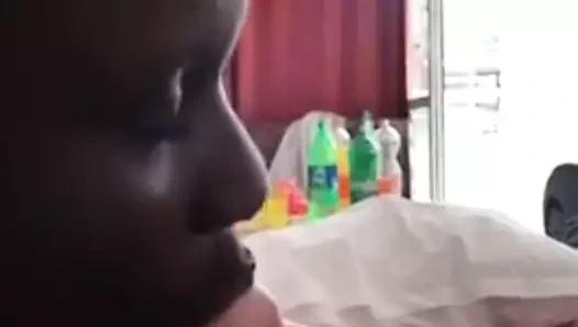 Şişman zenci orospu yarak emiyor