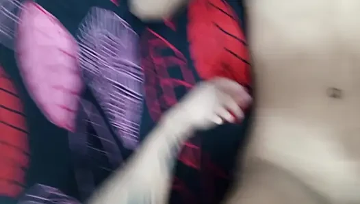 Üvey üvey kız kardeşimin odasına giriyorum ve onu çıplak buluyorum, onunla seks yapmamı bekliyorum - ev yapımı seks - İspanyolca porno