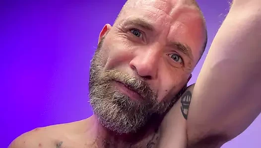 Uyanıp sözlü babacık tarafından yetiştiriliyor