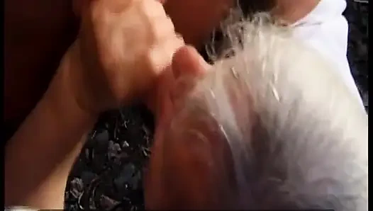 Doğal sarışın olgun Alman klasik ev yapımında sikiliyor