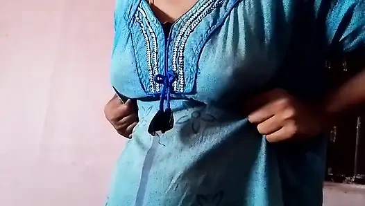 Tamil kız meme gösterisini parmaklıyor