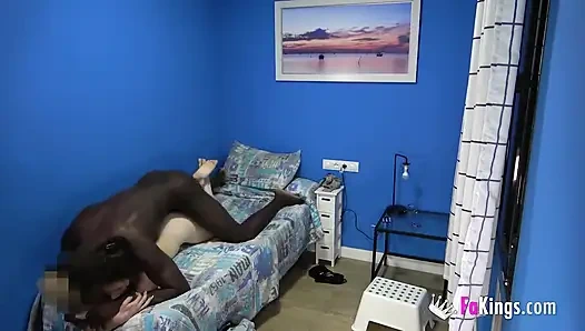 Kendi oda arkadaşını aynı odadayken seks yaparken filme alıyor