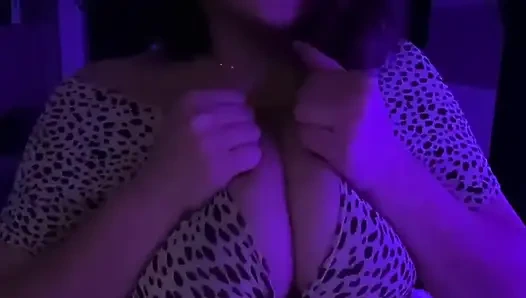 Tombul latin soyunuyor ve büyük memelerini gösteriyor