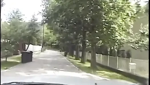 Şehvetli bir bebek ve iki sert yaraklı adamla biseksüel sikiş seansı