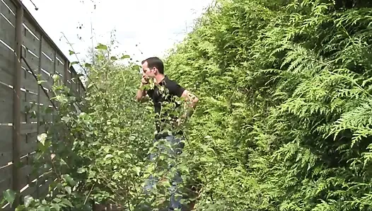 Genç esmer açık havada bahçede götten sikiliyor