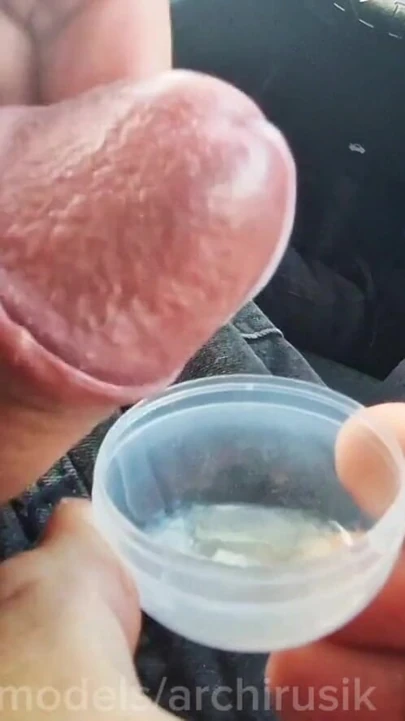 Otoyolda bir yolculukta, bir yabancı arabaya bindi, otobanda mastürbasyon yapıyor ve bir bardağa sperm döküyor | Klip 1