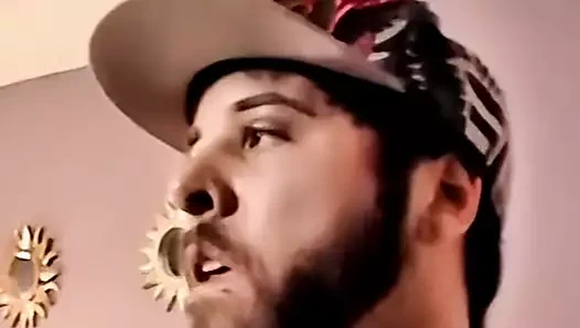 genç amatör vuruş onun horoz ve alır bir yardım eli