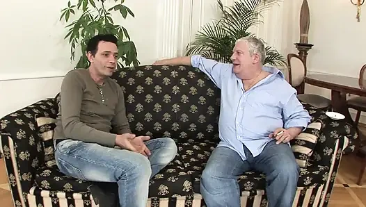 Sevgilisi canavar bir yarakla götünü sikerken hatun domalıyor