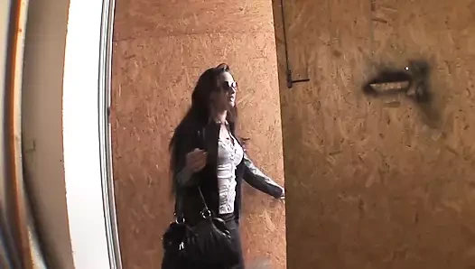 Araba bozulduğunda tamirci seni düzeltebilir ve sana çifte penetrasyon sağlayabilir