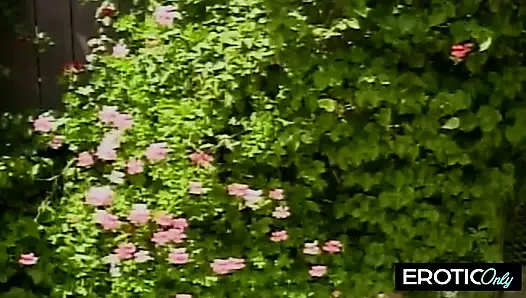 Göt yukarı, yüz aşağı, baba için çığlık atıyor