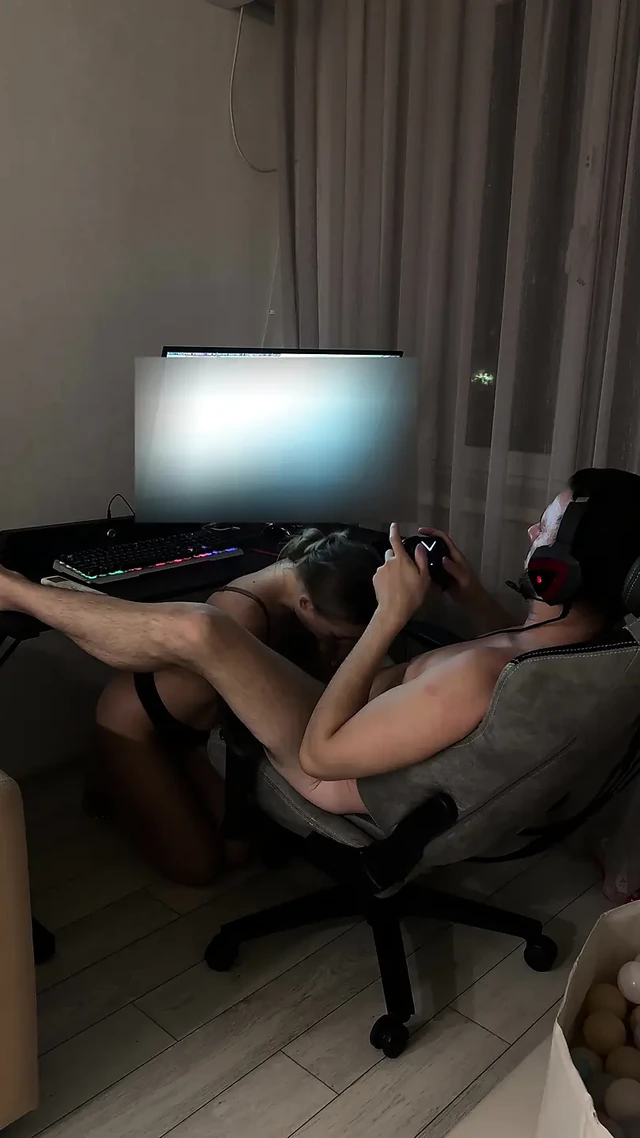 Yeterince oynamasını ve yarağını sokmasını beklemekten sıkıldım