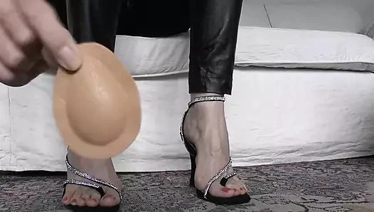 Padlerle giyilen yüksek topuklu seksi ayak tırnağı sandaletleri bölüm 1