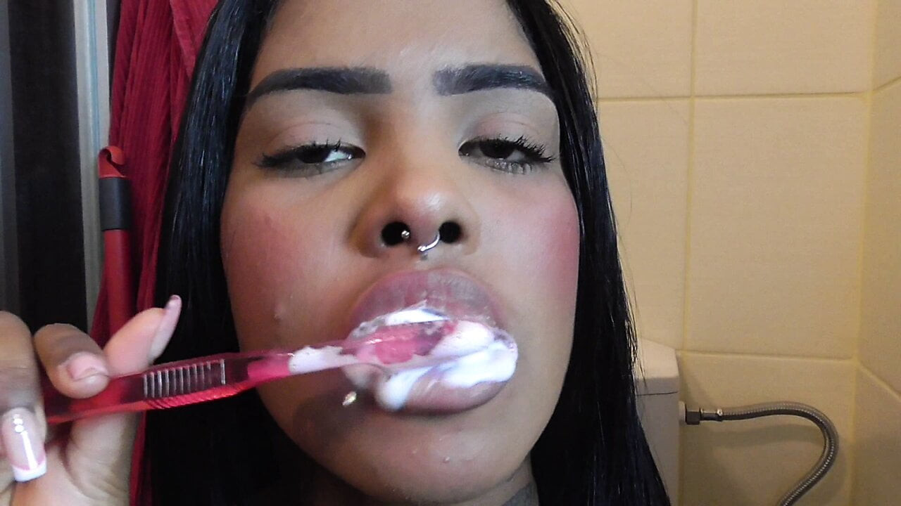Dövme piercing fetişi – diş teli fetişi