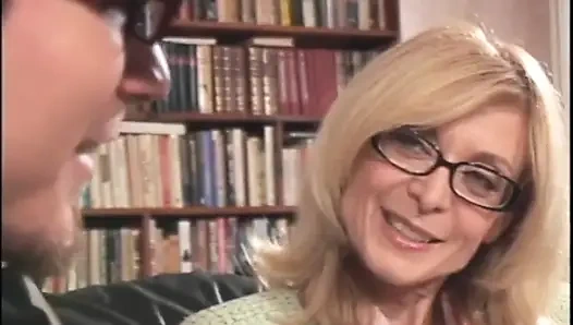 Sarışın genç erkek avcısı genç yarağı seviyor