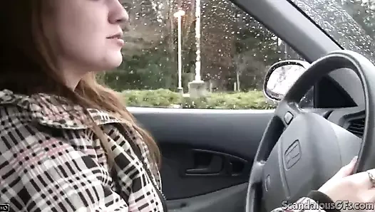 Seksi azgın hatun açık havada erkek arkadaşının yarağını emiyor