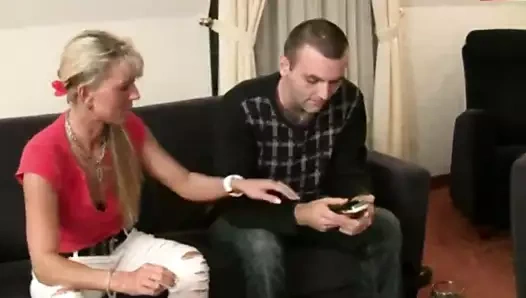 heiBe MILF, die mit einem kleinen Jungen fickt