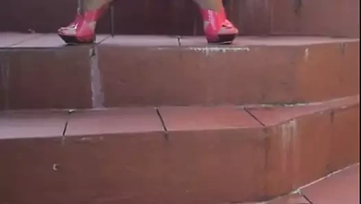 Paula merdivenlerde işemek