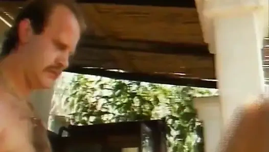 Almanya'dan sarışın orta yaşlı seksi kadın açık havada yarak emiyor