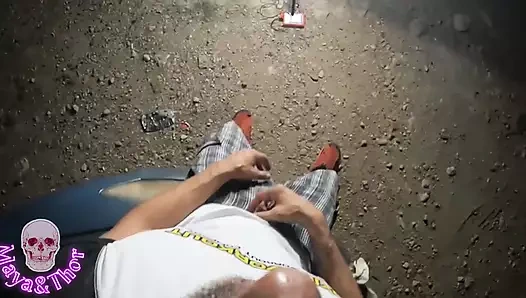 Geceleri en iyi arkadaşımla arabada oynuyorum - ona döl veriyorum