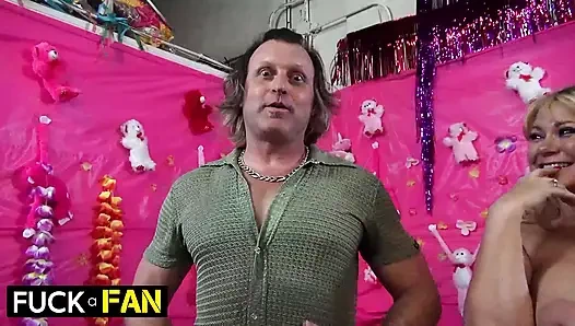 Siri Dahl ve Nikki Sexx hayranının yarağı üzerinde derin gırtlak teknikleri kullanıyor!