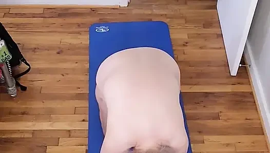 Ateşli orta yaşlı seksi iri güzel kadın çıplak yoga yapıyor!
