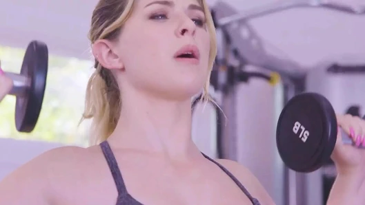 Tatlı sarışın Riley Reign vücudunu ve amını ultra sıkı tutmak için egzersiz yapmak istiyor - teamskeet