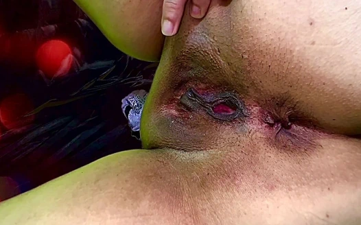 Vee vee twerk yapıyor ve yumruk sokuyor