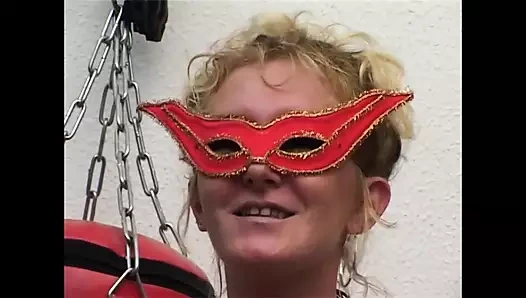 Olgun maskeli orta yaşlı seksi kadın için amatör oyuncu seçmeleri büyük yarak emiyor ve çift dildo götü ve amcığıyla mastürbasyon yapıyor