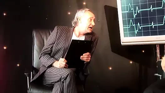 Katie weale berbat ve iki yarrak yalayan bir esmer